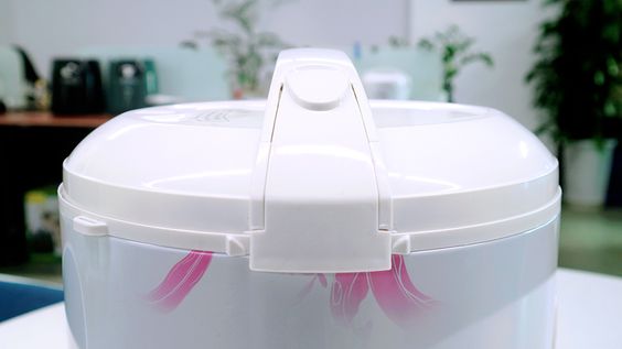 Nồi cơm điện Hotwell RC18H2 sử dụng dễ dàng